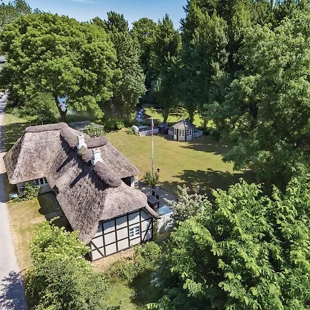 Dom wakacyjny Amazing In W/ 5 Bedrooms